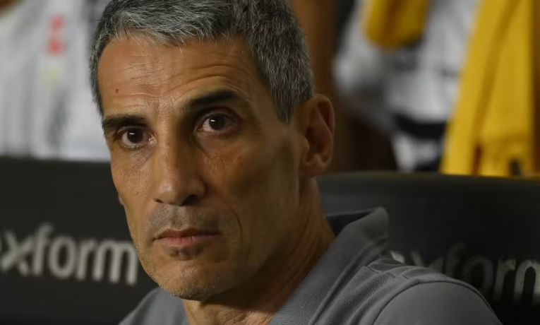 Vojvoda celebra a melhor atuação do Santos desde que assumiu o time. Técnico destaca apoio da torcida e entrega dos jogadores na vitória sobre o Corinthians.
