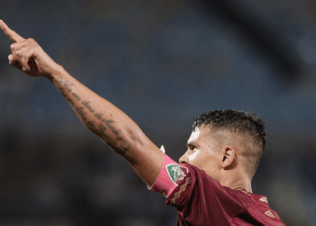 O Fluminense venceu o Juventude por 1 a 0, com gol de Thiago Silva aos 52 minutos, após erro de Jandrei. Time carioca segue na briga pela Libertadores de 2026.