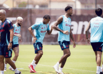 Torcida do Flamengo esgota ingressos para o jogo contra o Palmeiras neste domingo (19), às 16h, no Maracanã. Clássico deve ter mais de 60 mil torcedores.