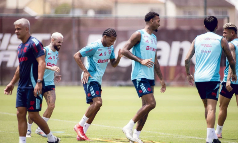 Torcida do Flamengo esgota ingressos para o jogo contra o Palmeiras neste domingo (19), às 16h, no Maracanã. Clássico deve ter mais de 60 mil torcedores.