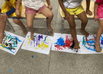 Cmei Marlene Orlande Simonetti, em Vitória (ES), realiza oficina de pintura com os pés com alunos da educação infantil. Atividade integra projeto sobre inclusão e respeito à diversidade.