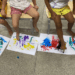Cmei Marlene Orlande Simonetti, em Vitória (ES), realiza oficina de pintura com os pés com alunos da educação infantil. Atividade integra projeto sobre inclusão e respeito à diversidade.