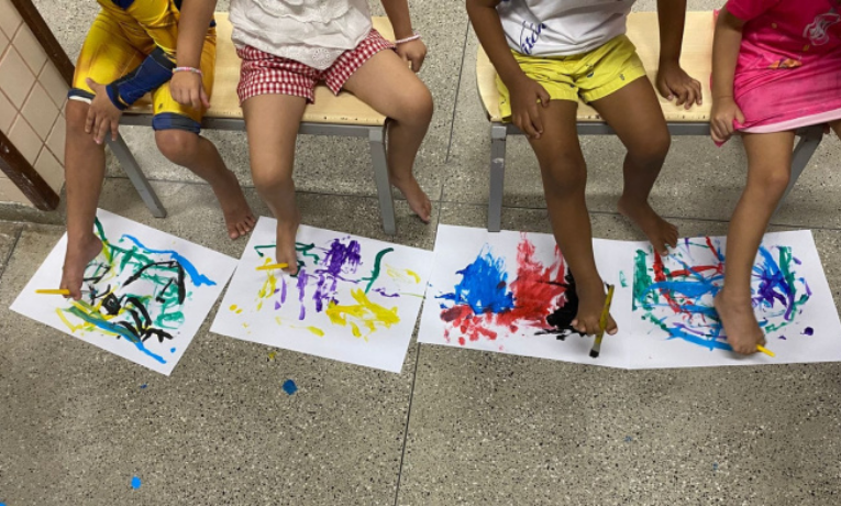 Cmei Marlene Orlande Simonetti, em Vitória (ES), realiza oficina de pintura com os pés com alunos da educação infantil. Atividade integra projeto sobre inclusão e respeito à diversidade.