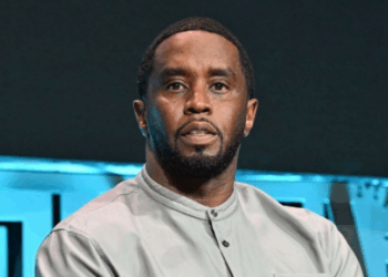 Sean "Diddy" Combs foi condenado a 50 meses de prisão por transporte de pessoas para prostituição. Promotores pediram pena maior e multa, mas defesa contestou conexão com tráfico sexual.