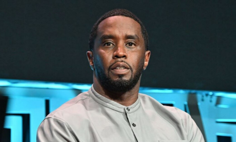 Sean "Diddy" Combs foi condenado a 50 meses de prisão por transporte de pessoas para prostituição. Promotores pediram pena maior e multa, mas defesa contestou conexão com tráfico sexual.