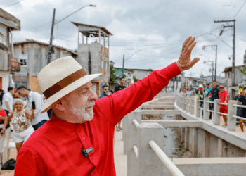 Lula visita obras da COP30 em Belém e destaca legado de quase R$ 6 bilhões em investimentos para a cidade, com melhorias em drenagem, urbanização e infraestrutura cultural.