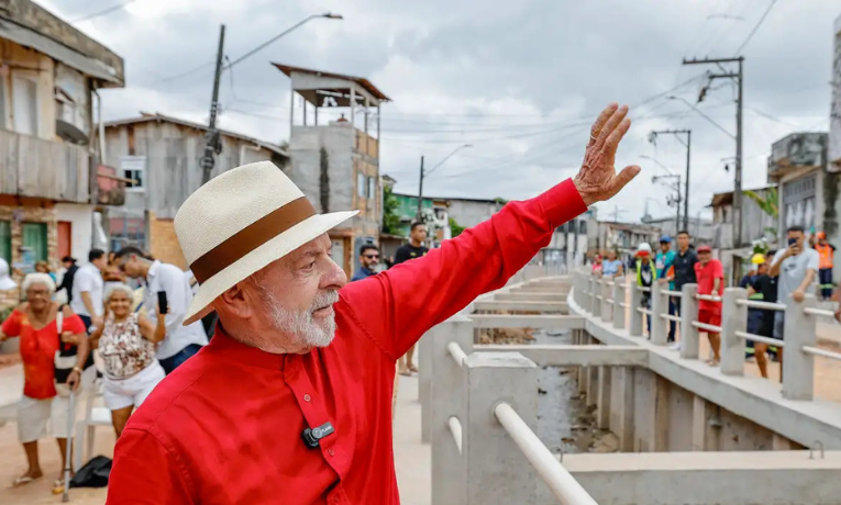 Lula visita obras da COP30 em Belém e destaca legado de quase R$ 6 bilhões em investimentos para a cidade, com melhorias em drenagem, urbanização e infraestrutura cultural.