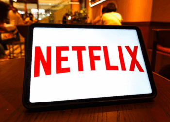 A Netflix perdeu US$ 15 bilhões em valor de mercado após Elon Musk convocar um boicote à plataforma por causa de série com personagem trans. Ações caíram 4,3%.