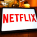 A Netflix perdeu US$ 15 bilhões em valor de mercado após Elon Musk convocar um boicote à plataforma por causa de série com personagem trans. Ações caíram 4,3%.