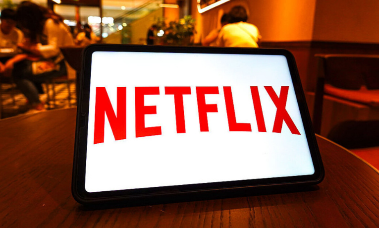 A Netflix perdeu US$ 15 bilhões em valor de mercado após Elon Musk convocar um boicote à plataforma por causa de série com personagem trans. Ações caíram 4,3%.