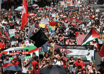 Em ato na Avenida Paulista, milhares se manifestam contra o bloqueio israelense à Faixa de Gaza e solidarizam-se com ativistas presos, incluindo 11 brasileiros. Protesto cobra posicionamento do governo Lula.