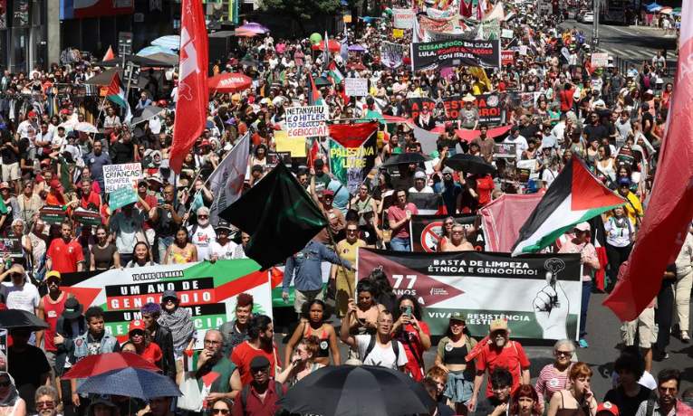 Em ato na Avenida Paulista, milhares se manifestam contra o bloqueio israelense à Faixa de Gaza e solidarizam-se com ativistas presos, incluindo 11 brasileiros. Protesto cobra posicionamento do governo Lula.