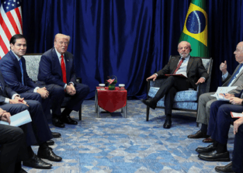 Lula e Trump se reúnem na Malásia com equipes ampliadas para discutir tarifas e sanções