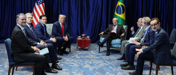 Lula e Trump se reúnem na Malásia com equipes ampliadas para discutir tarifas e sanções