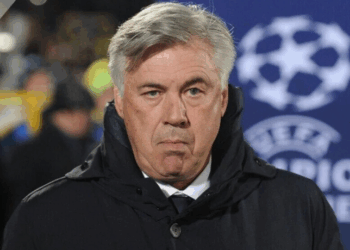 Carlo Ancelotti aposta em entrosamento e atitude para transformar o Brasil em candidato ao título da Copa de 2026. Treinador usa base do Real Madrid e prega foco coletivo.