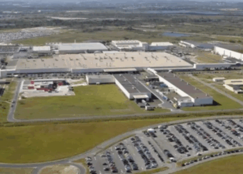 A BYD inaugurou seu maior complexo industrial fora da Ásia, em Camaçari (BA), com investimento de R$ 5,5 bilhões. A planta deve gerar 20 mil empregos e impulsionar o setor automotivo elétrico no Brasil.