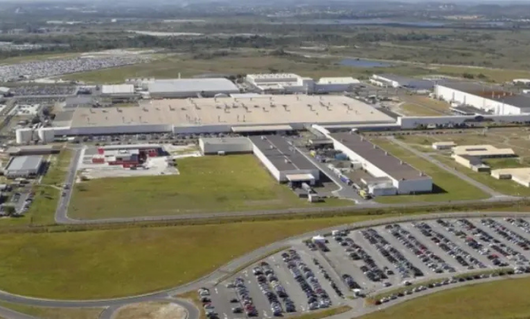 A BYD inaugurou seu maior complexo industrial fora da Ásia, em Camaçari (BA), com investimento de R$ 5,5 bilhões. A planta deve gerar 20 mil empregos e impulsionar o setor automotivo elétrico no Brasil.