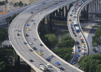 O automóvel é o meio de transporte mais utilizado pelos brasileiros para ir ao trabalho, segundo o Censo 2022. O estudo do IBGE mostra que 32% dos trabalhadores usam carro próprio e 21,4% dependem de ônibus.
