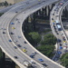 O automóvel é o meio de transporte mais utilizado pelos brasileiros para ir ao trabalho, segundo o Censo 2022. O estudo do IBGE mostra que 32% dos trabalhadores usam carro próprio e 21,4% dependem de ônibus.