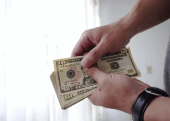 Dólar cai e bolsa sobe após Donald Trump sinalizar trégua comercial com a China. Real tem forte valorização e mercado reage com otimismo.