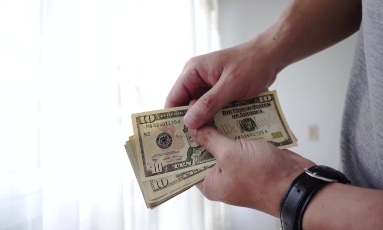 Dólar cai e bolsa sobe após Donald Trump sinalizar trégua comercial com a China. Real tem forte valorização e mercado reage com otimismo.
