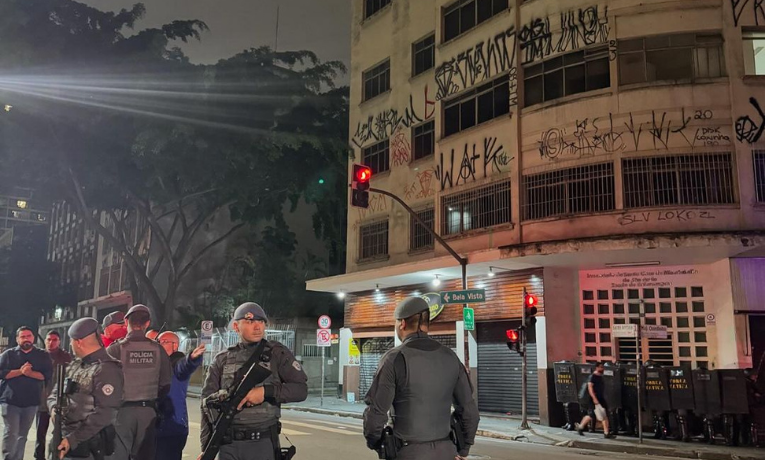 Três suspeitos foram presos pelo assalto milionário em um prédio comercial na Barra Funda, em São Paulo. Grupo fez 17 reféns e se apresentou como “La Casa de Papel”.