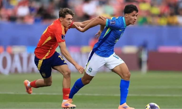 A Seleção Brasileira Sub-20 foi eliminada pela Espanha e caiu na fase de grupos pela primeira vez. Derrotas e falhas repetidas marcaram a campanha.