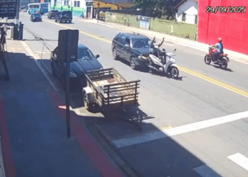 Um pai impediu que uma moto desgovernada atropelasse seus filhos em Aracruz, no Espírito Santo. O veículo havia sido atingido por um carro em uma faixa de pedestres.