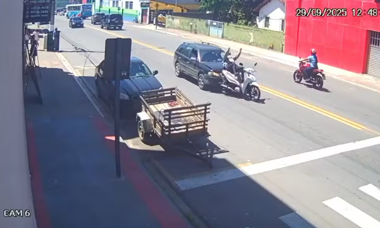 Um pai impediu que uma moto desgovernada atropelasse seus filhos em Aracruz, no Espírito Santo. O veículo havia sido atingido por um carro em uma faixa de pedestres.