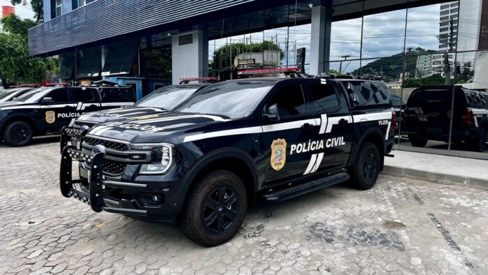 Proprietária de agência bancária em Mantenópolis é indiciada por fraudes contra idosos, incluindo estelionato, falsidade ideológica e lavagem de dinheiro; prejuízo supera R$ 158 mil.