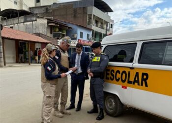 O Ministério Público do Espírito Santo promoveu, em Ibatiba, operação integrada para fiscalizar o transporte escolar. A ação contou com apoio da Polícia Militar e do Detran-ES e reforça o projeto Caminhos da Escola Inclusiva, que fortalece a segurança de crianças e adolescentes.