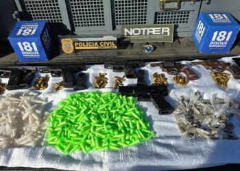 Operação Carapebus, da Polícia Civil, prendeu dois homens ligados a facção criminosa na Serra. Armas, drogas e rádios foram apreendidos durante a ação.