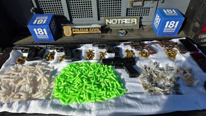 Operação Carapebus, da Polícia Civil, prendeu dois homens ligados a facção criminosa na Serra. Armas, drogas e rádios foram apreendidos durante a ação.