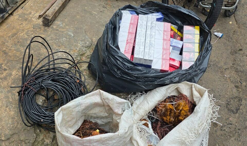 Operação da Polícia Civil em Vitória resulta na prisão de dois suspeitos e apreensão de 300 kg de cobre, bicicletas e outros materiais. Ação combate receptação de metais e furto em ferros-velhos.
