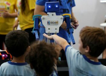 Governo brasileiro lança linha de R$ 100 milhões para desenvolver soluções de Inteligência Artificial voltadas à proteção de crianças e adolescentes na internet.