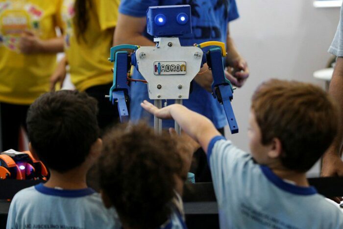Governo brasileiro lança linha de R$ 100 milhões para desenvolver soluções de Inteligência Artificial voltadas à proteção de crianças e adolescentes na internet.
