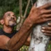 Agricultores da Ilha de Marajó adotam sistema agroflorestal que substitui queimadas por reflorestamento, aumenta a renda com o cultivo de açaí e fortalece a sustentabilidade local.