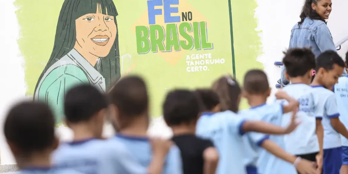 Novo PNE 2025-2035 prevê investimento de 7,5% do PIB em educação para garantir qualidade, infraestrutura e valorização profissional até 2035.