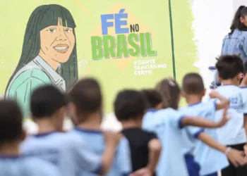 Novo PNE 2025-2035 prevê investimento de 7,5% do PIB em educação para garantir qualidade, infraestrutura e valorização profissional até 2035.