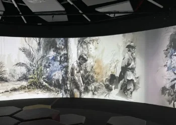 A exposição “Amazônia Imersiva: narrativas indígenas” está aberta até 11 de novembro na PUCPR. Gratuita, a mostra sensorial apresenta a cultura do povo Mura com projeções 360º, sons e cheiros da floresta.