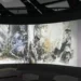 A exposição “Amazônia Imersiva: narrativas indígenas” está aberta até 11 de novembro na PUCPR. Gratuita, a mostra sensorial apresenta a cultura do povo Mura com projeções 360º, sons e cheiros da floresta.