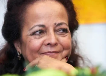 A angolana Ana Paula Tavares é a vencedora do Prêmio Camões 2025, o mais importante da língua portuguesa, por sua trajetória poética que celebra a memória, a resistência e a identidade africana.