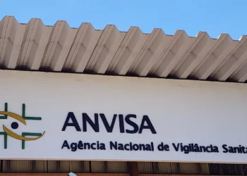 Anvisa suspende fabricação, venda e uso de 69 cosméticos da Cosmoética, um produto da Truss e oito linhas da Ozonteck. Itens foram proibidos por falta de registro e irregularidades na formulação.
