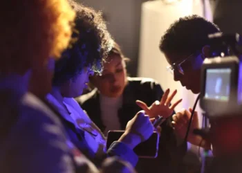 O projeto Meninas Negras na Ciência, da Fiocruz, está com inscrições abertas até 5 de outubro. São 25 vagas para jovens negras do ensino médio, de 15 a 19 anos, com atividades em ciência, saúde e tecnologia.
