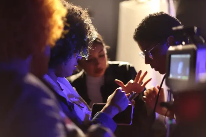 O projeto Meninas Negras na Ciência, da Fiocruz, está com inscrições abertas até 5 de outubro. São 25 vagas para jovens negras do ensino médio, de 15 a 19 anos, com atividades em ciência, saúde e tecnologia.