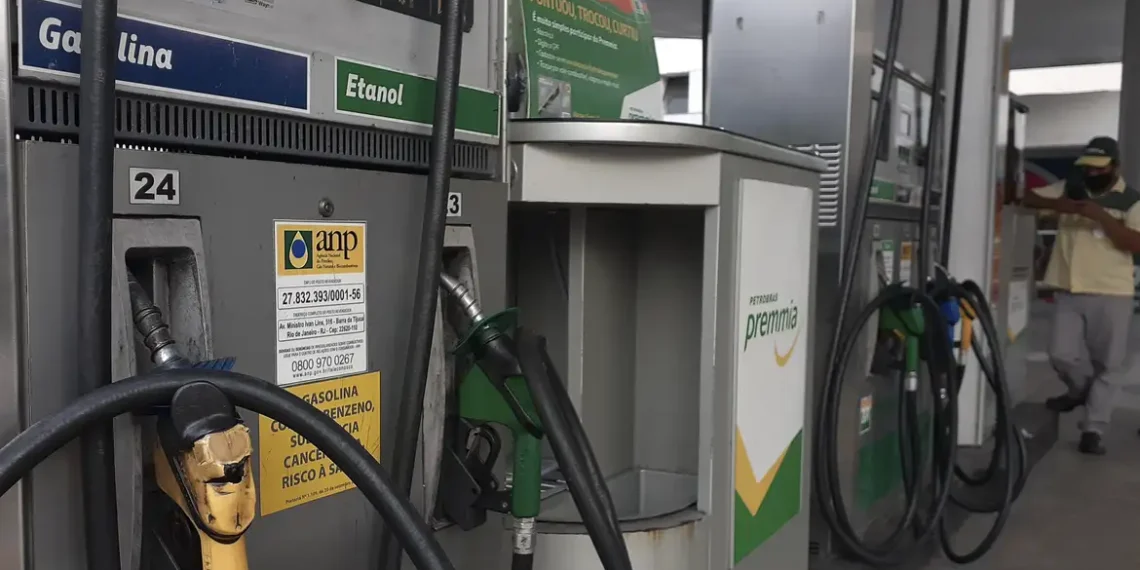 Petrobras reduz em 4,9% o preço da gasolina A para distribuidoras, que passa a custar R$ 2,71 por litro a partir desta terça (21). É a segunda queda no ano.