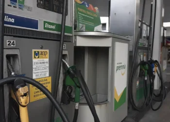 Petrobras reduz em 4,9% o preço da gasolina A para distribuidoras, que passa a custar R$ 2,71 por litro a partir desta terça (21). É a segunda queda no ano.