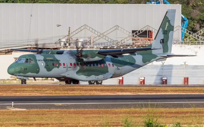 O presidente Lula precisou trocar de avião após falha em aeronave da FAB no Pará. A substituição ocorreu ainda em solo e seguiu protocolos de segurança.