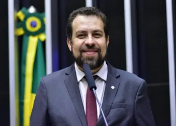 Guilherme Boulos assume a Secretaria-Geral da Presidência e promete levar o governo “para a rua”, ouvindo as demandas populares em todo o país.