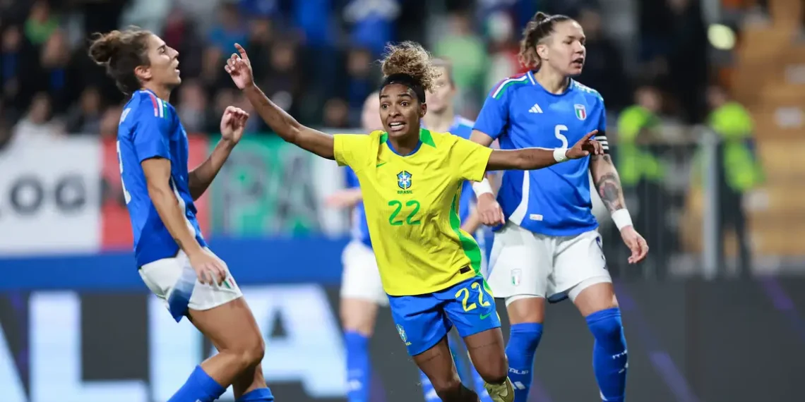 A seleção feminina do Brasil venceu a Itália por 1 a 0, com gol de Luany, e encerrou a série de amistosos na Europa com duas vitórias — contra as campeãs europeias Inglaterra e as italianas.